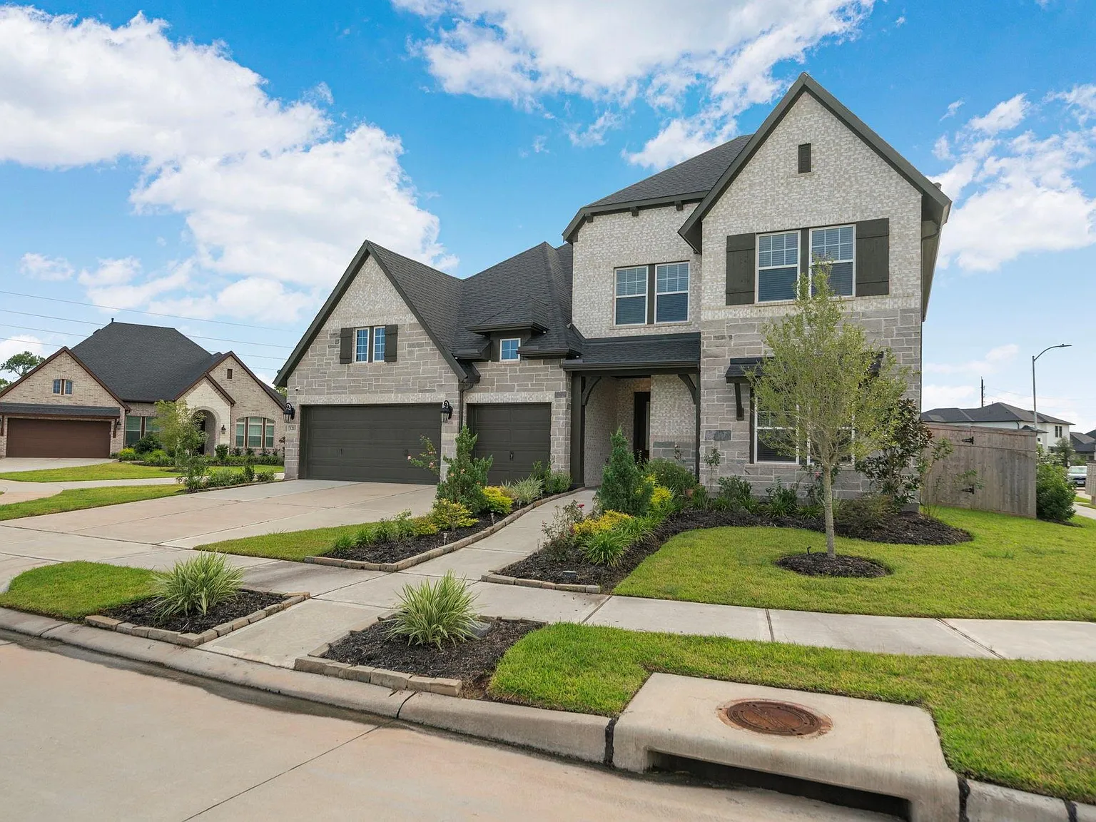 5 bed, 4.0 bath, 3850 sqft, $4,400 — Photo 2