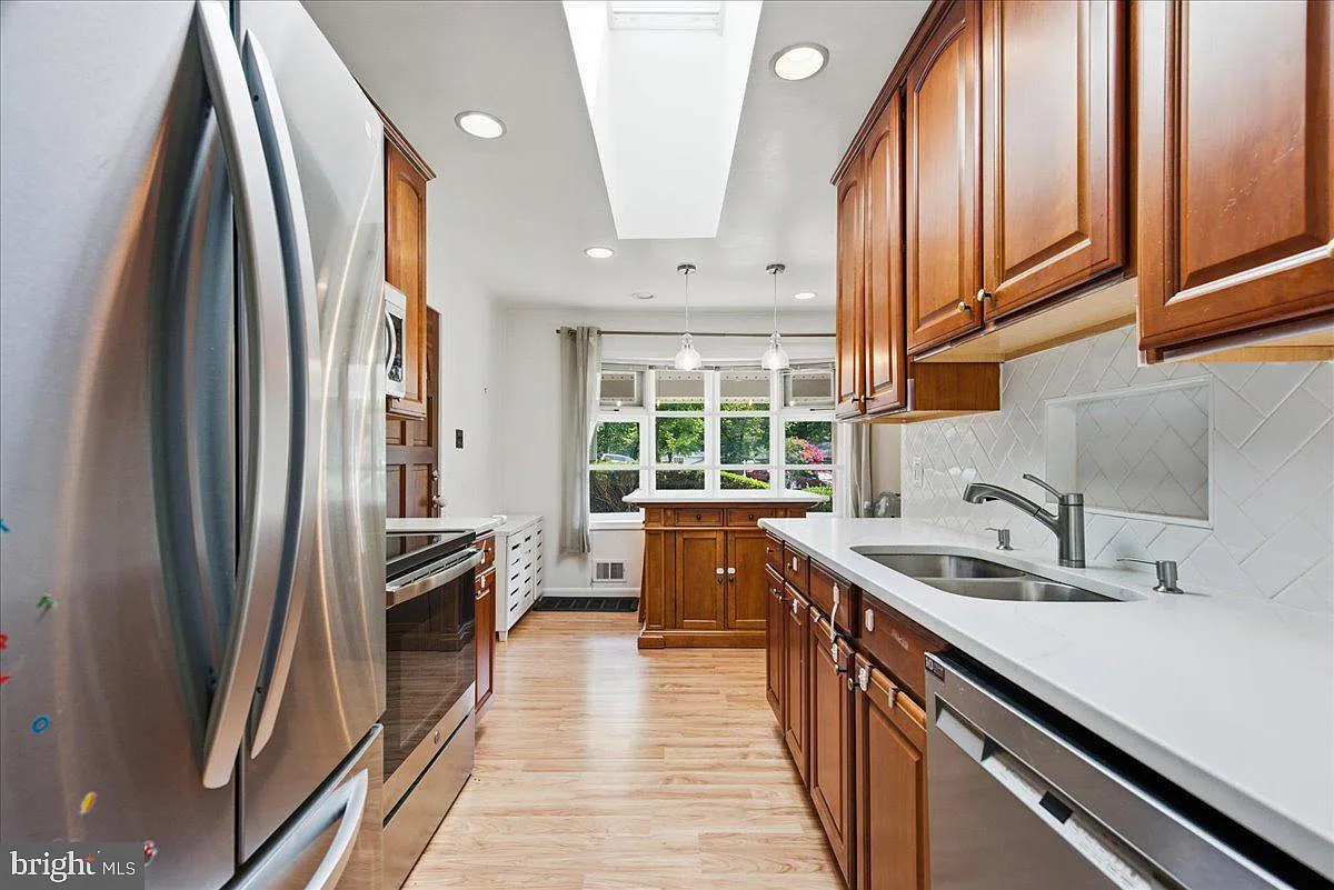 4 bed, 2137 sqft, $3,650 — Photo 3