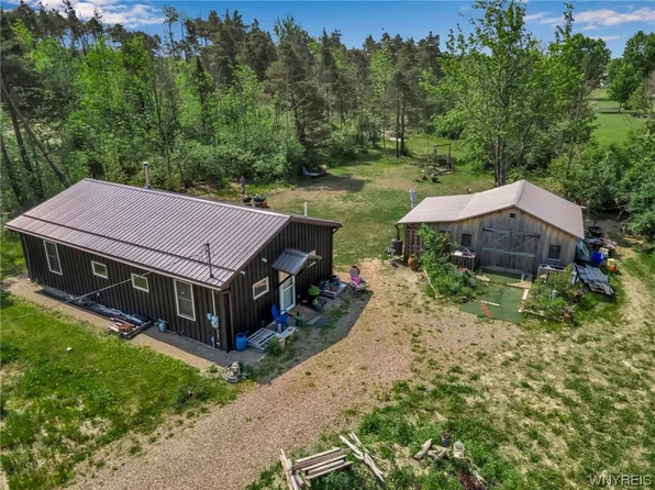 1627 Sturgeon Point Rd, Derby, NY 14047