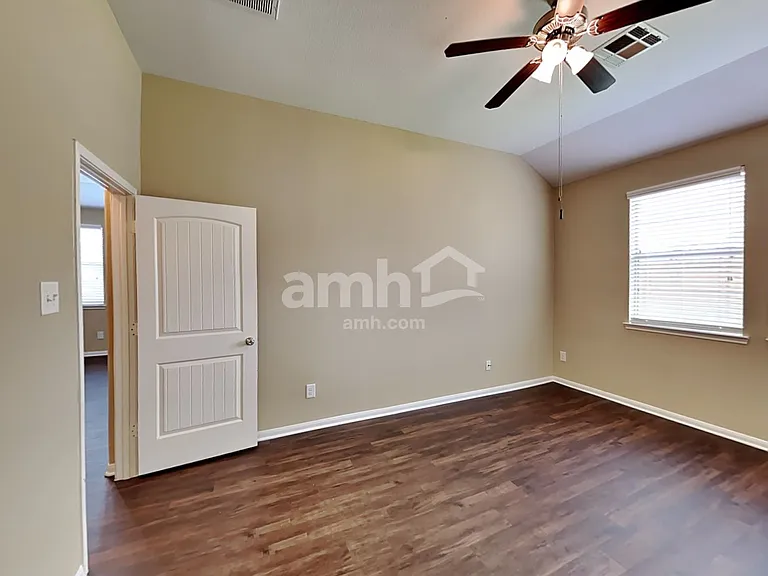 2324 Shady Tree Ln — Photo 10