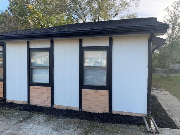 1325 E 25th Ter, Lawrence, KS 66046