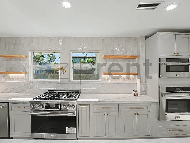 1676 W 24th St — Photo 16