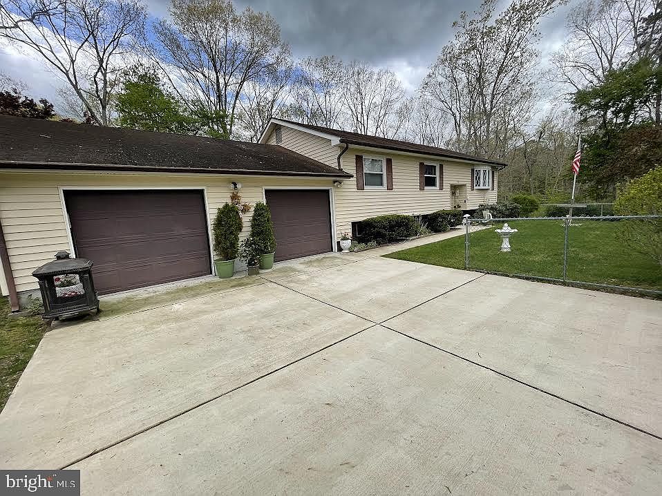 1st image of 421 Anemone St