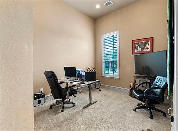 3rd image of 1015 Everglades Dr
