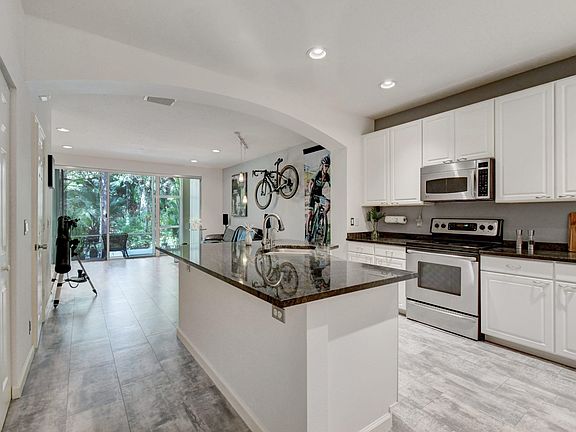 3rd image of 9896 Lago Dr