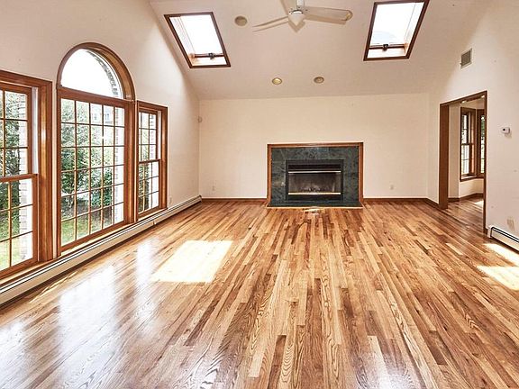 3rd image of 1 Park Circle Dr