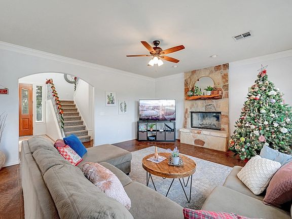 5th image of 385 Stonegate Dr