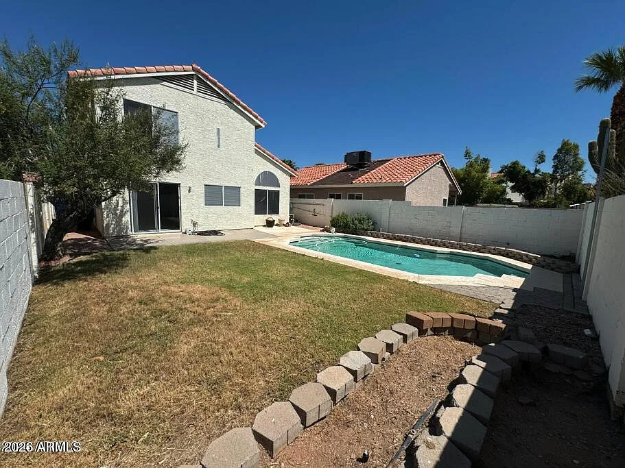 3 bed, 2.5 bath, 1705 sqft, $2,300 — Photo 3