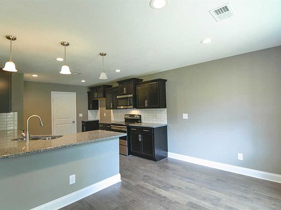 4th image of 549 Sitka St