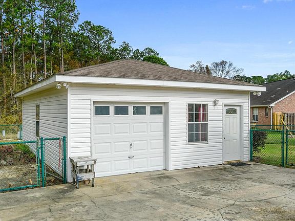 3rd image of 12464 Lakeview Ct N