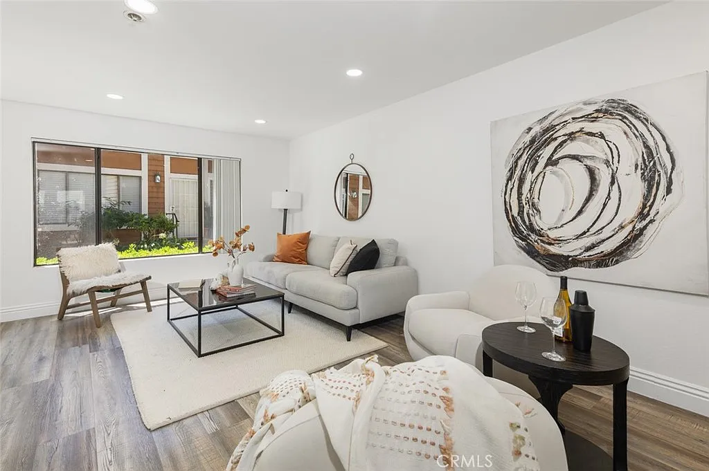 2 bed, 1.5 bath, 1190 sqft, $3,400 — Photo 4
