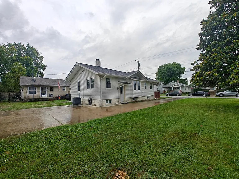 1110 S Meridian St — Photo 4