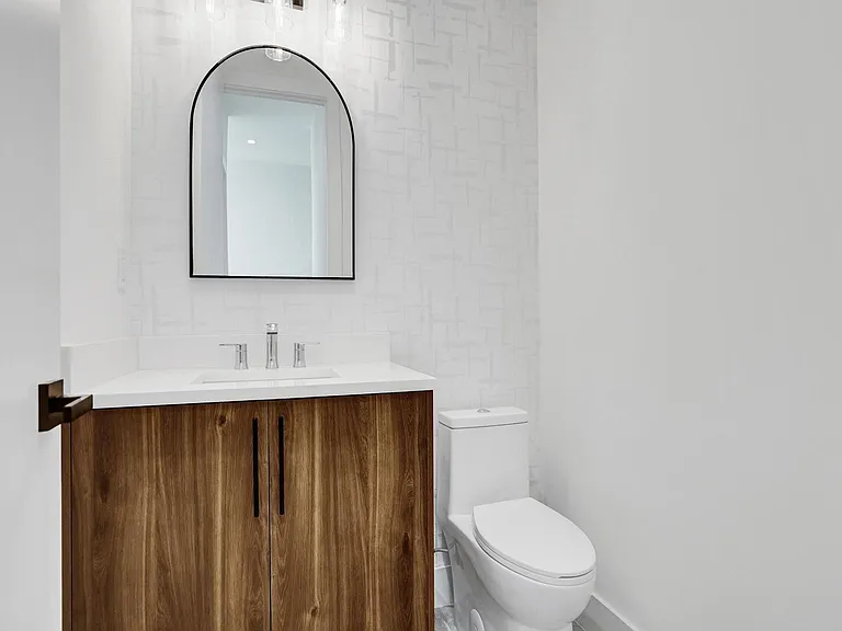 604 SW 7th Ave — Photo 10