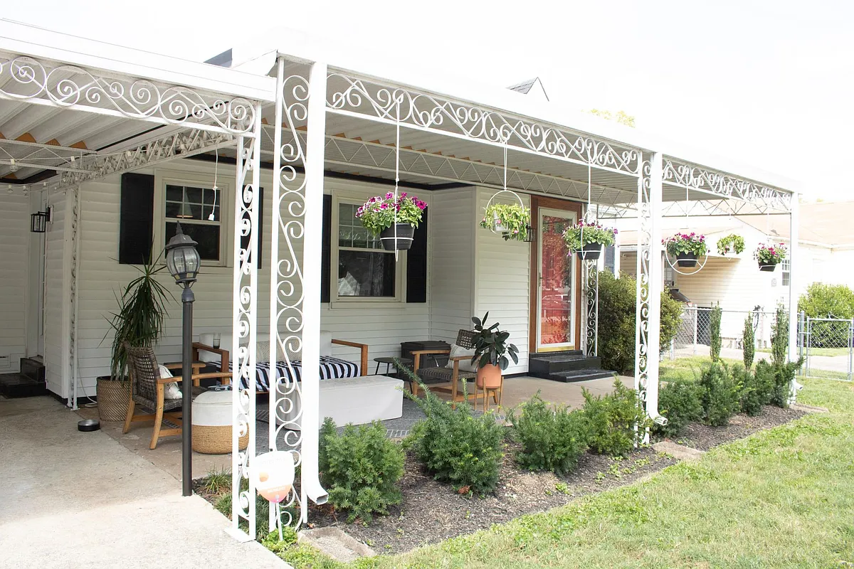 Covered front porch is perfect for entertaining - 2909 Tuggle Ave