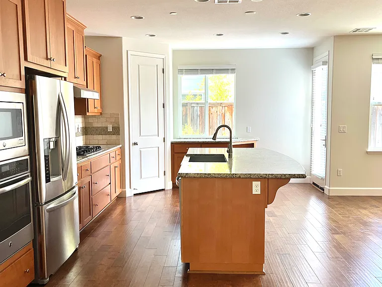105 Farnham Ln — Photo 14