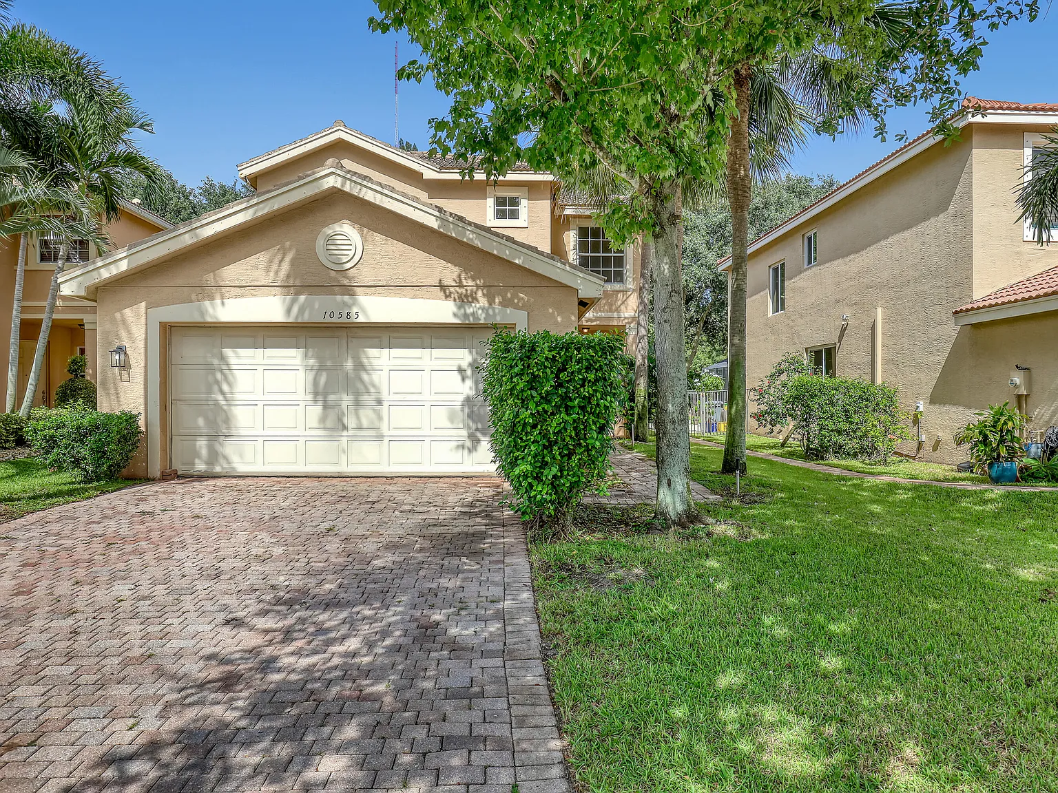 4 bed, 3.0 bath, 2065 sqft, $3,990 — Photo 2