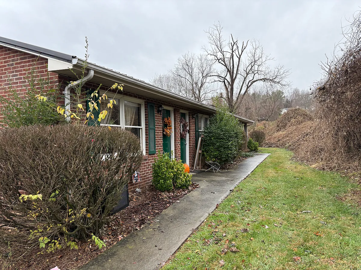 Building Photo - 812 E Maple St #2