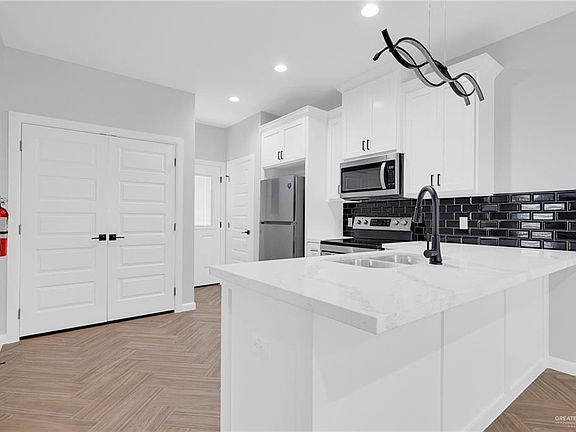 5th image of 3307 Aurora Ln #B