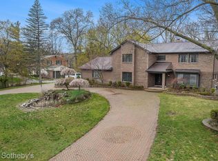 950 Peach Blossom Ln, Rochester Hills, MI 48306