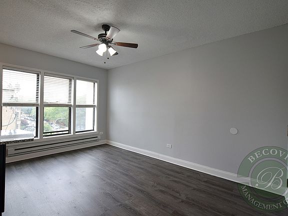 3rd image of 4520 N Clarendon Ave APT 307