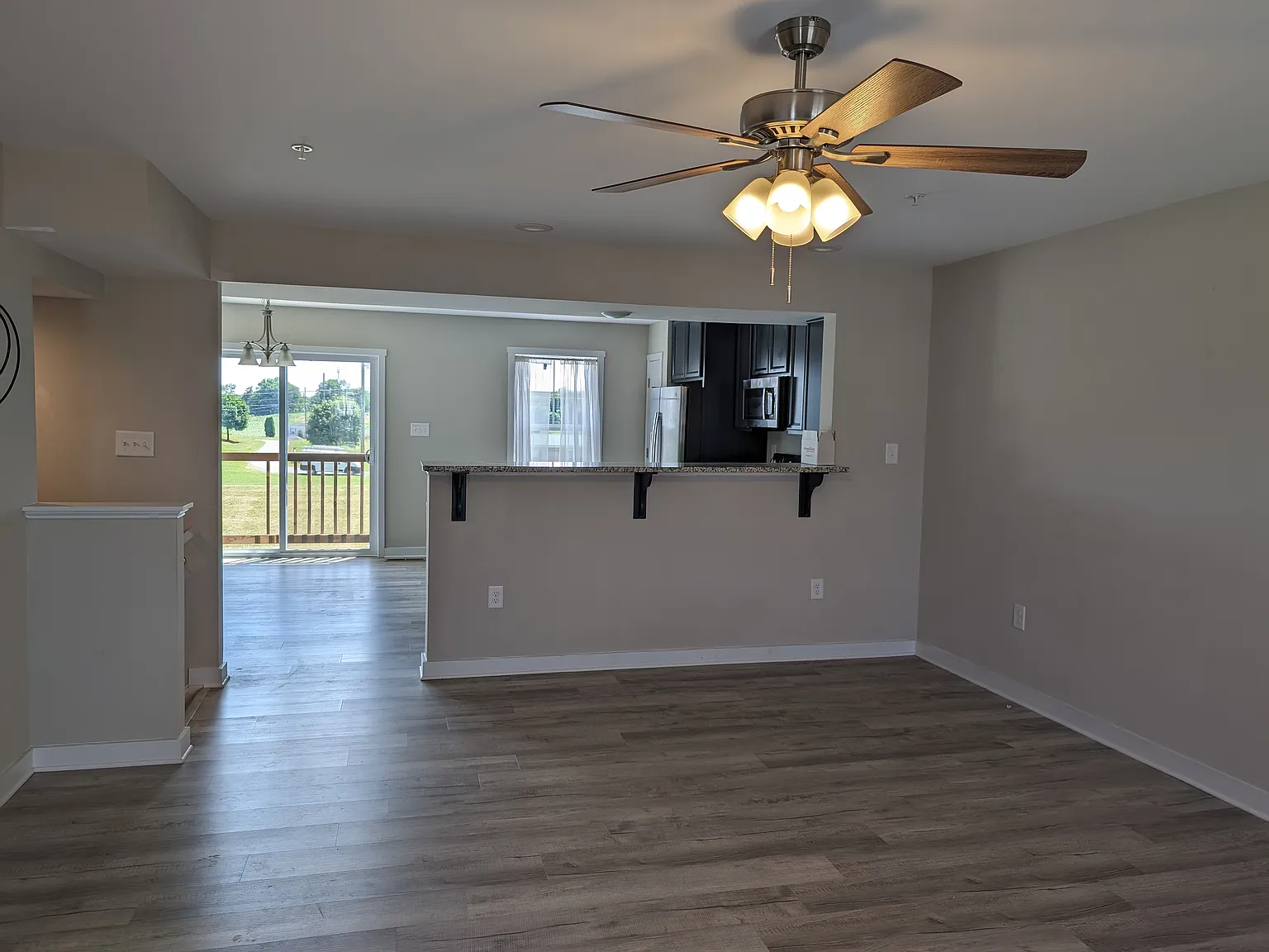 4 bed, 1895 sqft, $2,100 — Photo 2