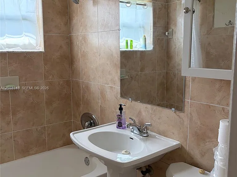 1635 Dewey St #B — Photo 7