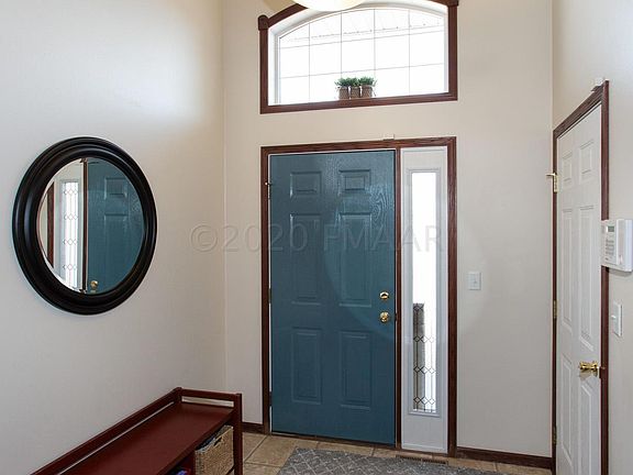 4th image of 1043 39th Ave W
