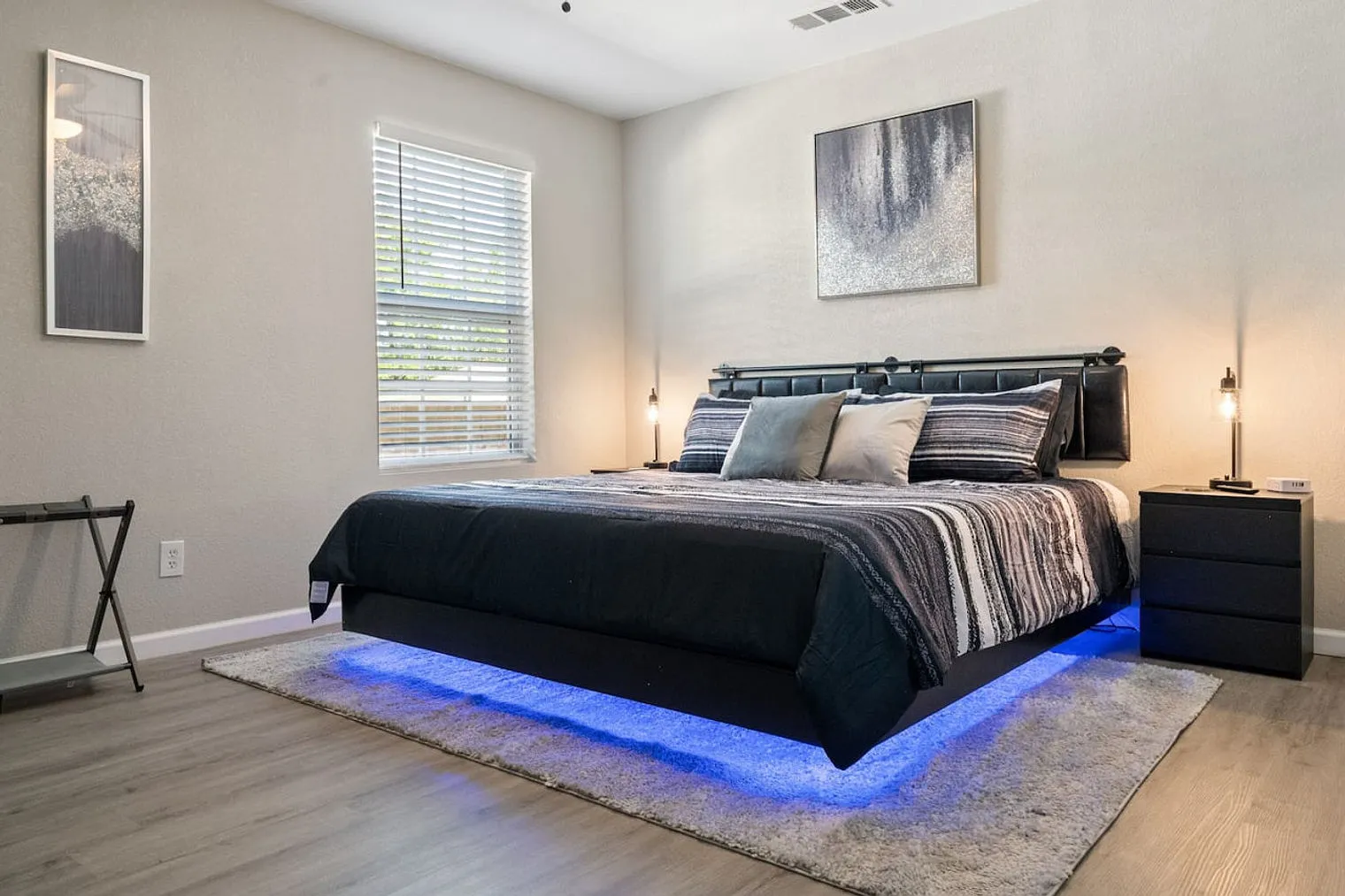 3 bed, 2.0 bath, 1302 sqft, $4,464 — Photo 3