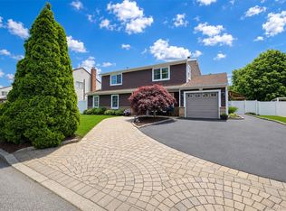 42 Live Oak Drive, Holbrook, NY 11741