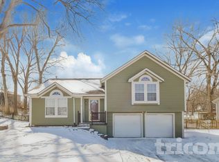 327 Shenandoah Dr, Raymore, MO 64083