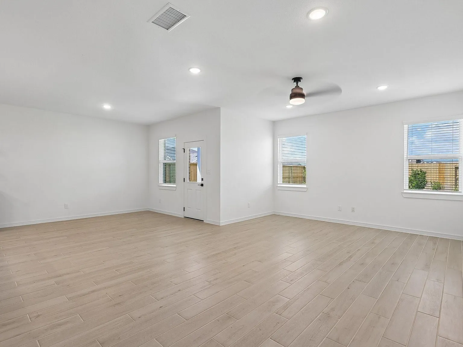 3 bed, 2.0 bath, 1767 sqft, $2,400 — Photo 4
