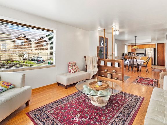 There is built-in shelving in the living room to display your favorite things. 