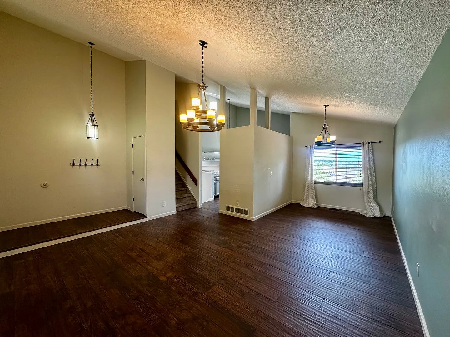 3 Bedroom Tri-level in Briargate — Photo 4