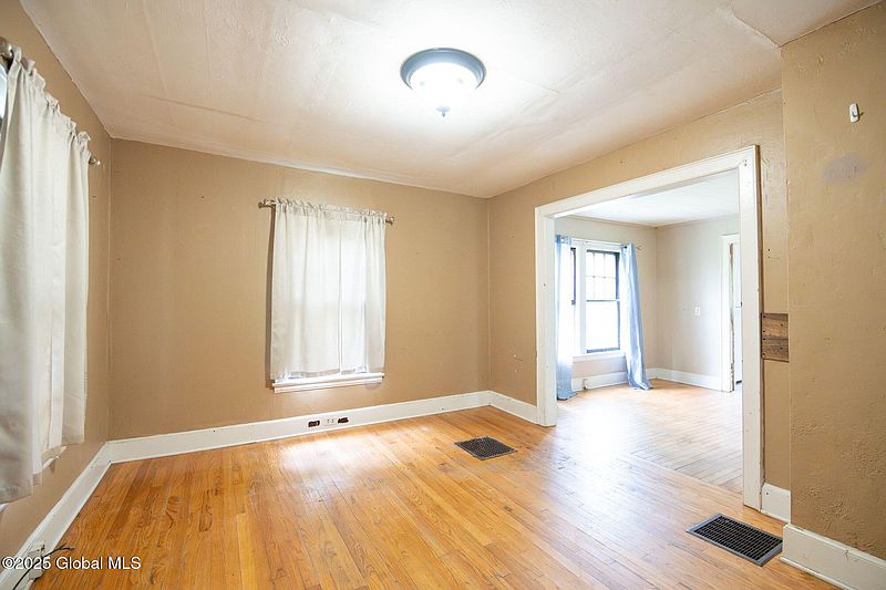 5th image of 30 Mallory Avenue