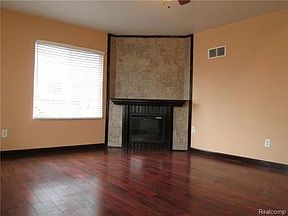 5th image of 15945 Warwick Ave