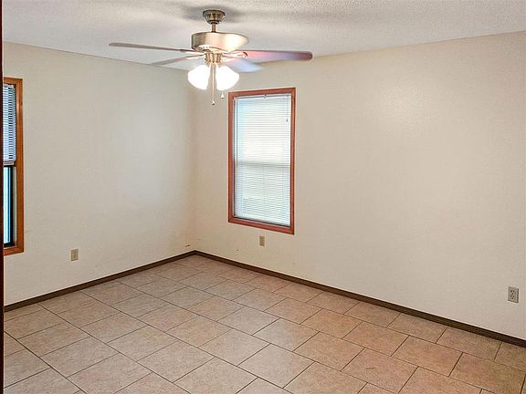 4th image of 406 SW 7th St APT B