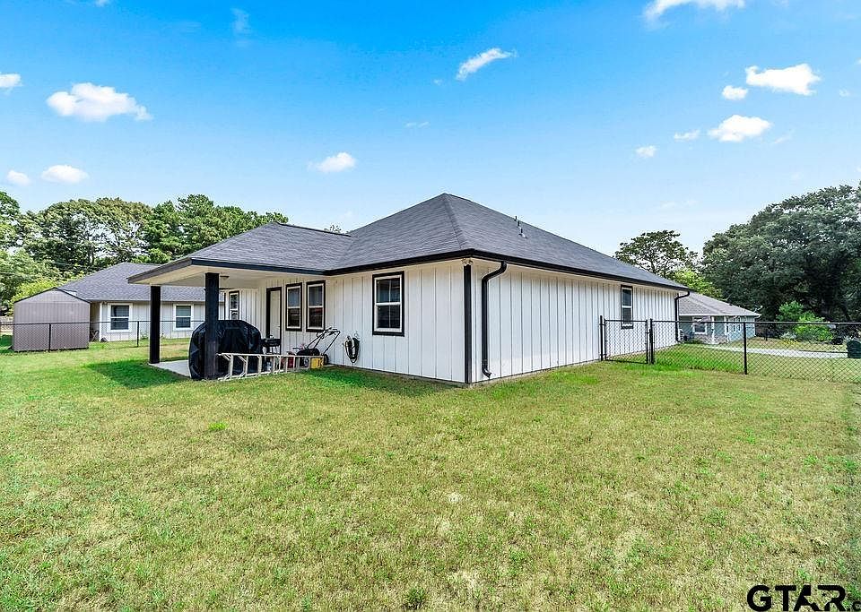 1st image of 429 Garrett Cir