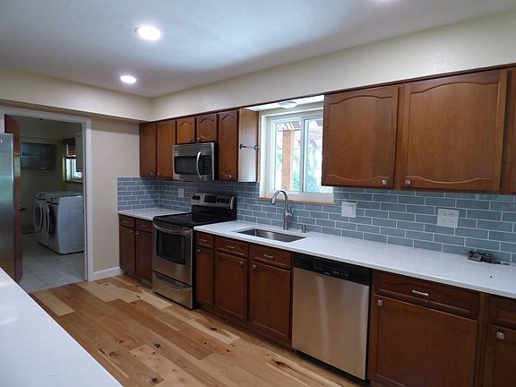 3rd image of 9148 Fleetwood Ave