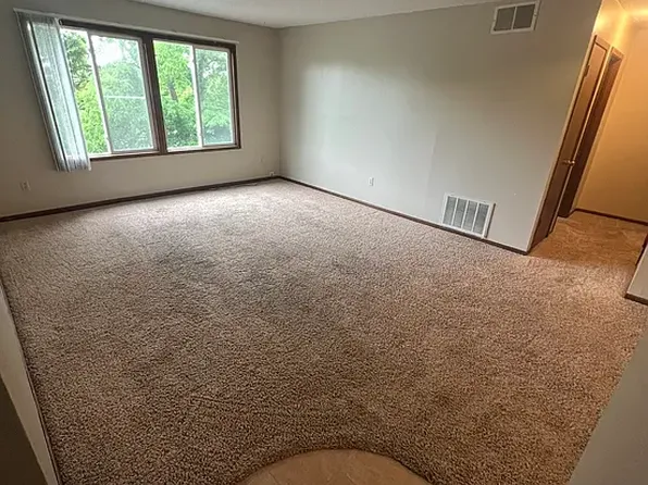 1500 Melissa Pl NW #101, Cedar Rapids, IA 52405