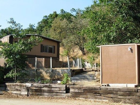 4th image of 3560 Siskiyou Blvd