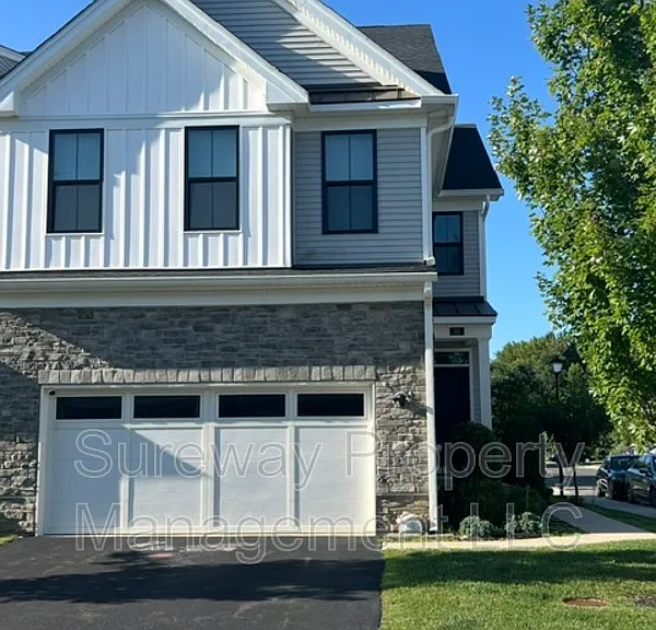 33 Clover Ln — Photo 1