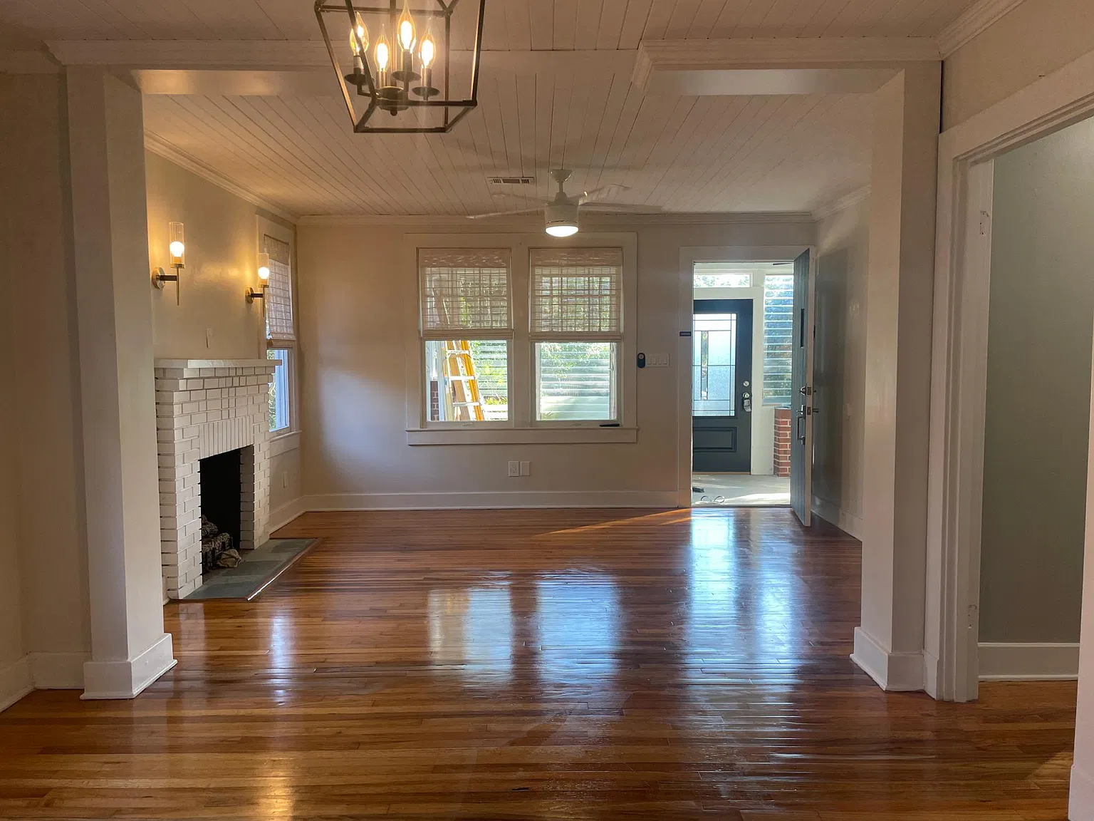 3 bed, 1060 sqft, $2,400 — Photo 3