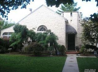 318 Frankel Blvd, Merrick, NY 11566