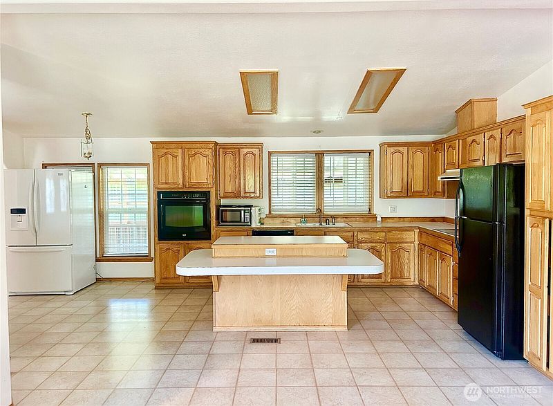 3rd image of 234 SE E Street
