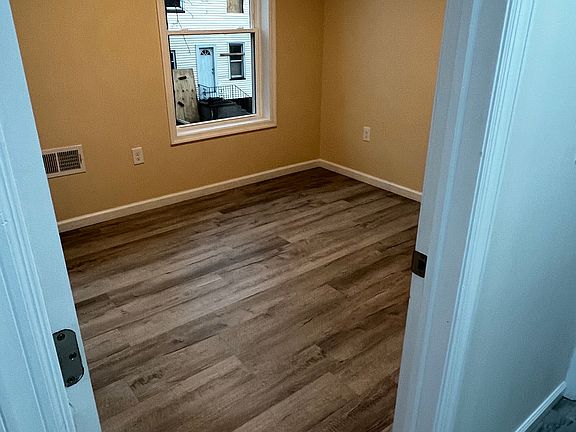 4th image of 244 Keen St #2