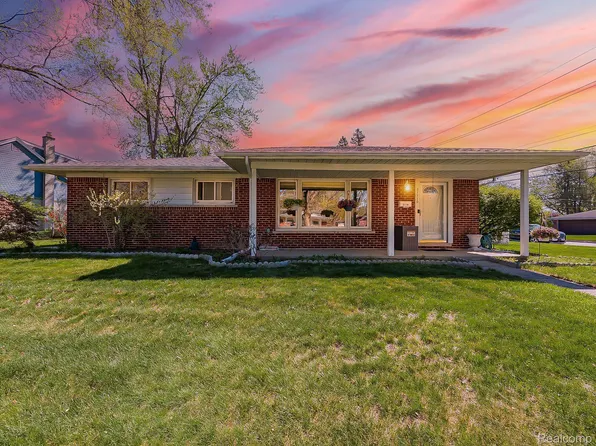 21110 Larkspur St, Farmington, MI 48336