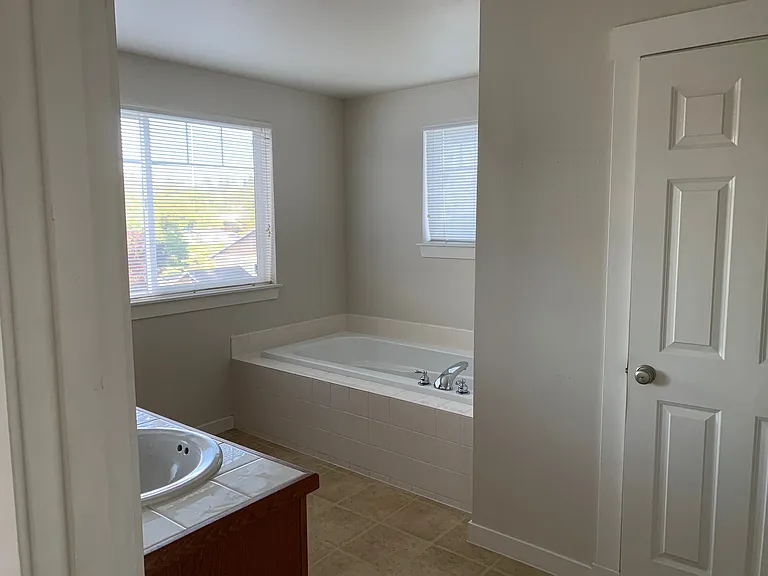 2018 NE 25th Pl — Photo 16