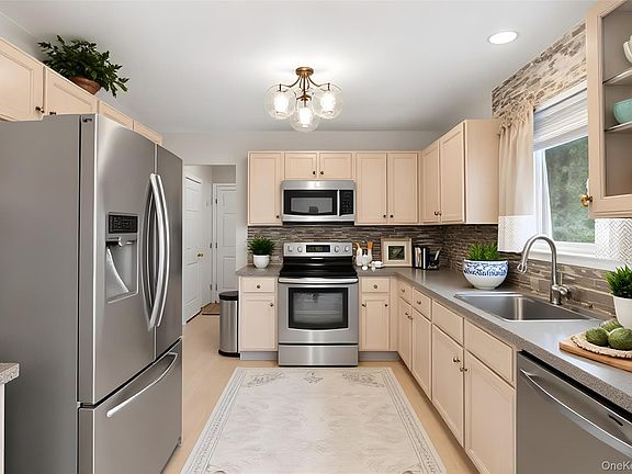 5th image of 16 Winterberry Drive