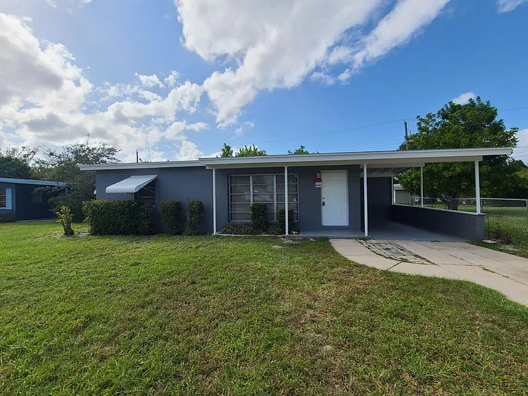 320 Palmetto Dr NE — Photo 1