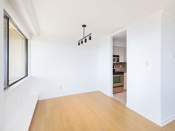 5th image of 444 Lonsdale Ave #1202